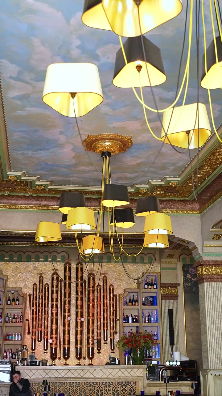 Interiorul monumental al Luther Brasserie